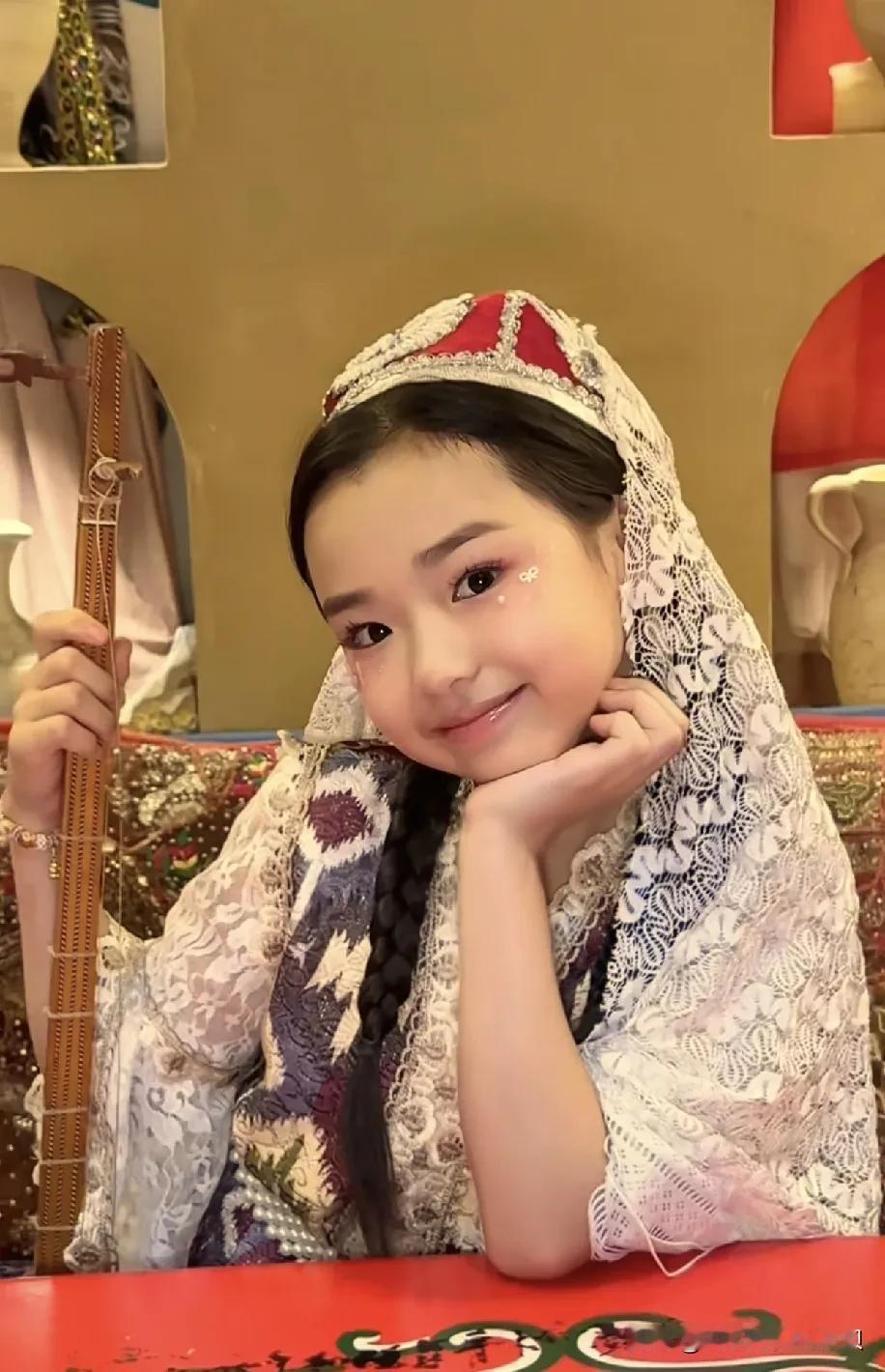 总觉得小酒窝跟小s二女儿有点像！都有着超出年龄的成熟感，一颦一笑没有同龄人的