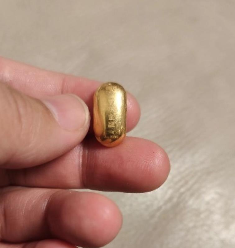 “不作就不会死！”10月27日，江苏昆山，一11岁男孩将妈妈的10克金豆子含在嘴