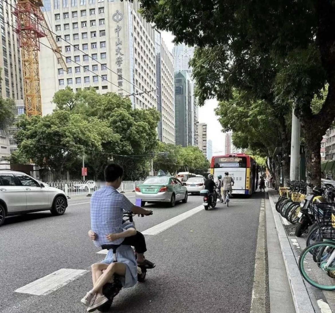 这是在表演杂技呢[捂脸哭][捂脸哭][捂脸哭]