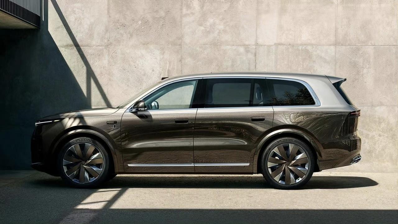 四年前，理想大谈特谈冰箱彩电大沙发，推奶爸车引领市场，李想也被称之为最好的“产品