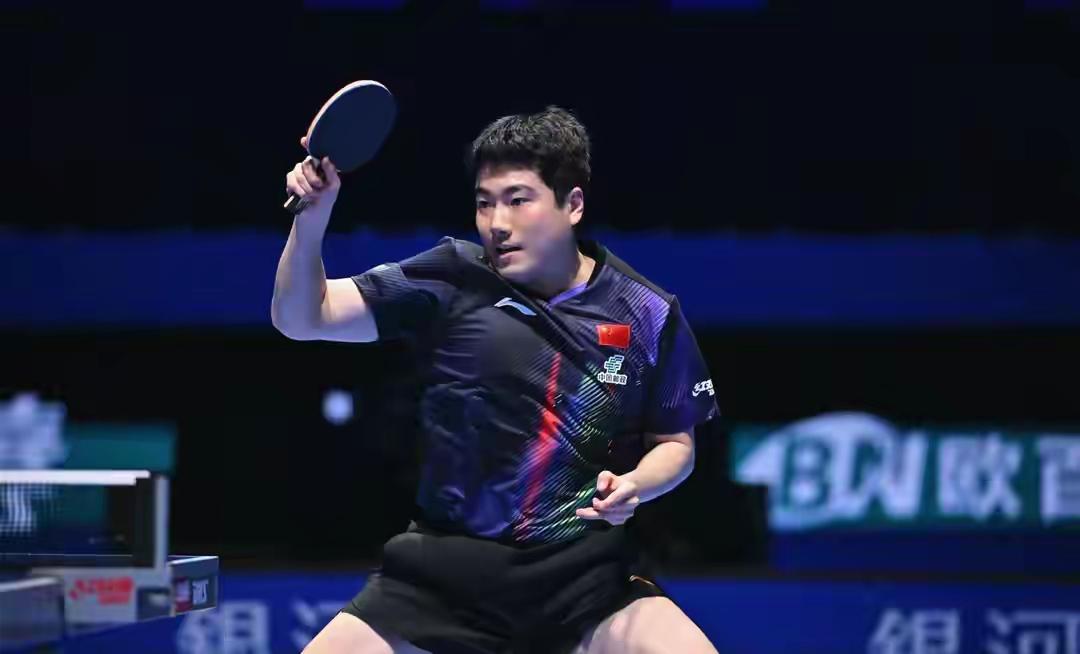 终于知道梁靖昆为什么爆冷输球了，原因很简单，不是因为腰间盘突出的伤病折磨，