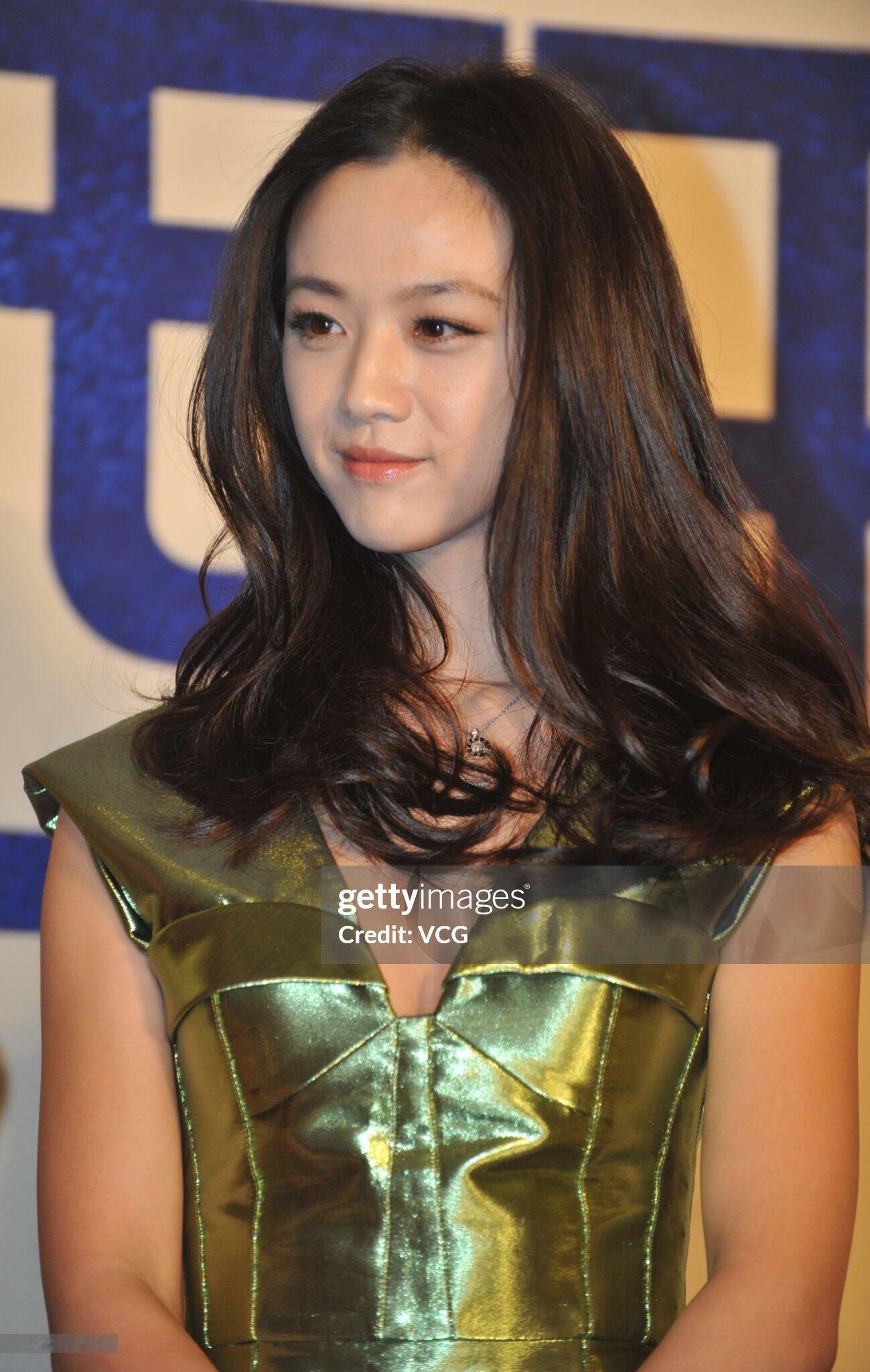 发现汤唯的眼睛间距蛮宽的无论什么年纪都有小女孩纯真的神态好可爱….