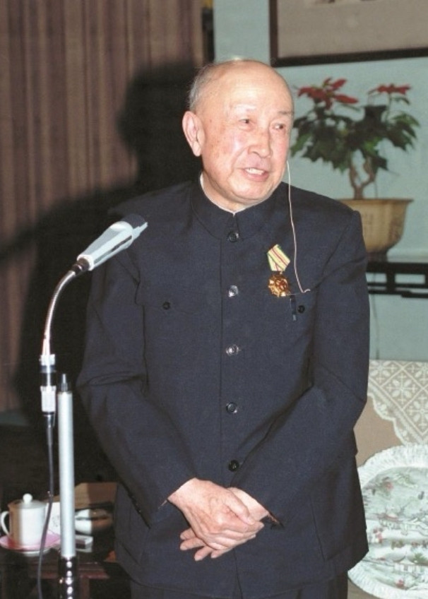1964年钱学森在家吃晚饭时，闻到了一道菜味道有些发苦，就皱了皱眉对家人说：“这道菜有问题，别吃！”