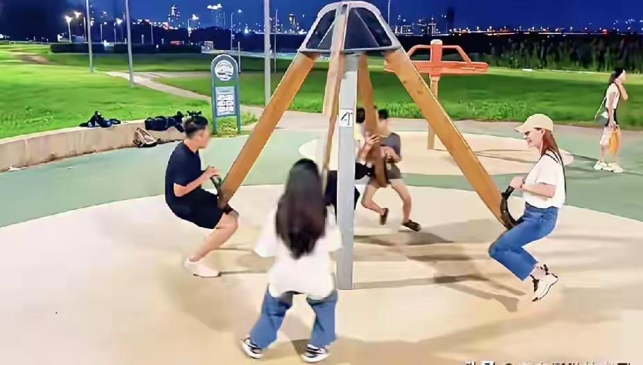 徐妈妈看到孩子们现在过得那么开心幸福,应该没有什么觉得难过的了。毕竟,孩子们是和