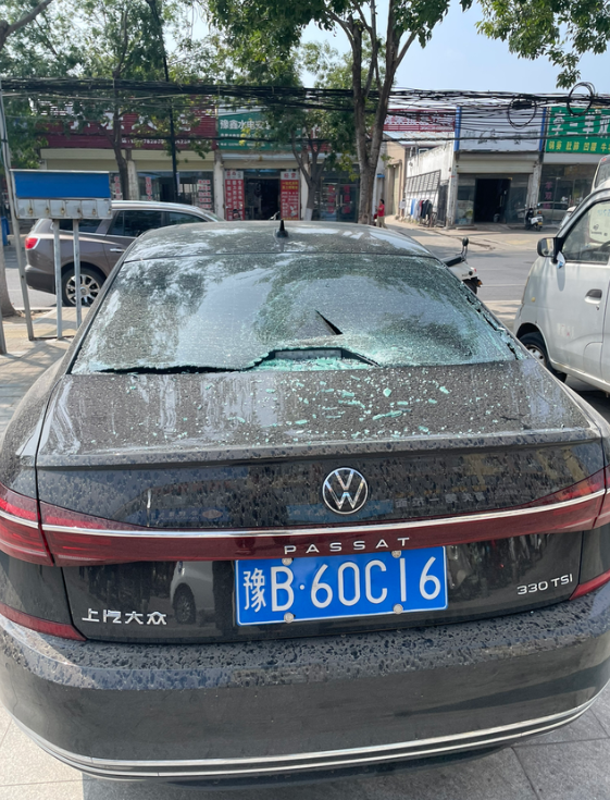 帕萨特330精英，买了一个月不到后挡风就自爆了，各位车友有没有遇到过这样情况
