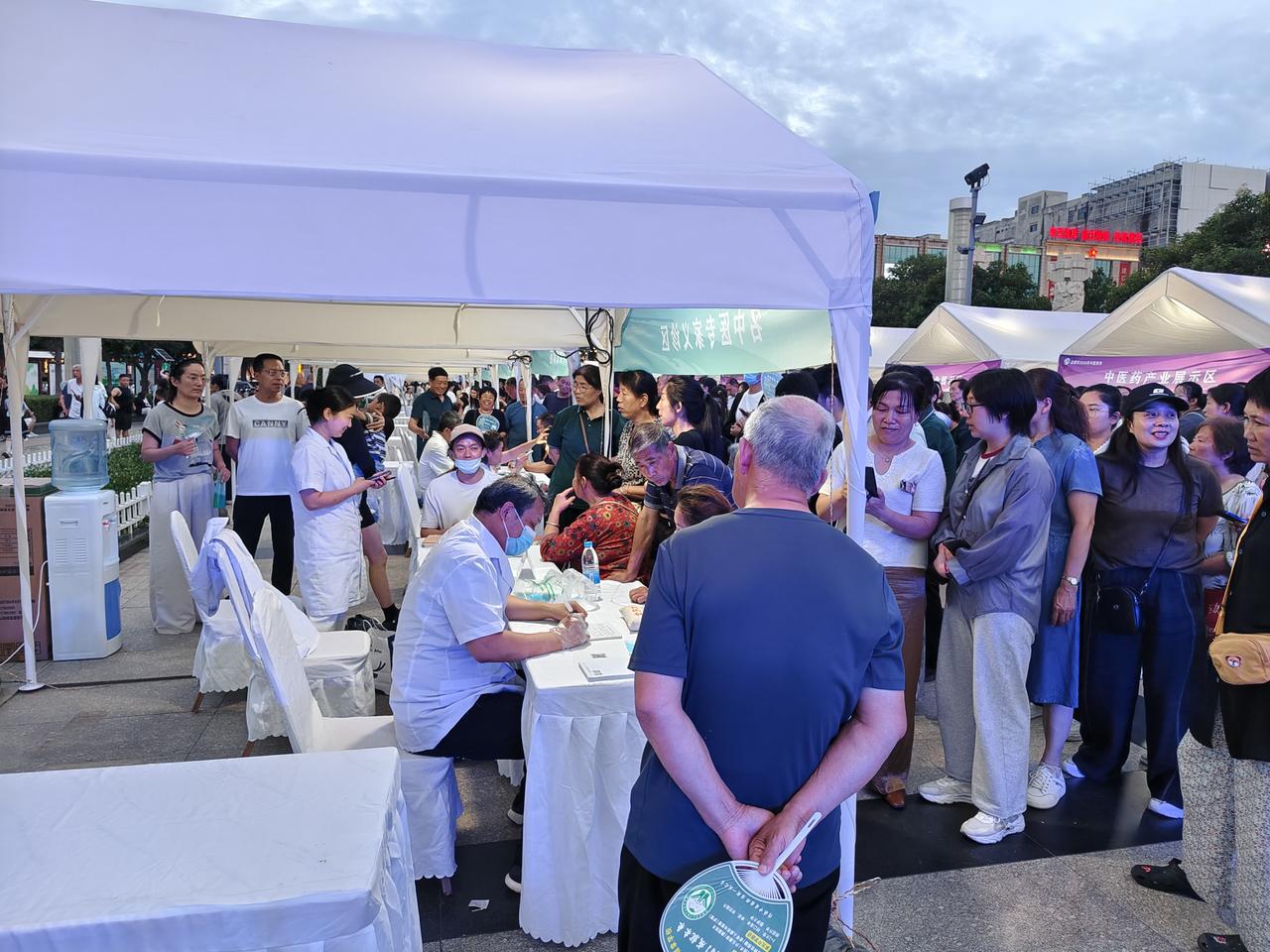 嗨，在运城盐湖南风广场，2026年中医夜市，要数人最多的，莫过于中医名家坐诊台，