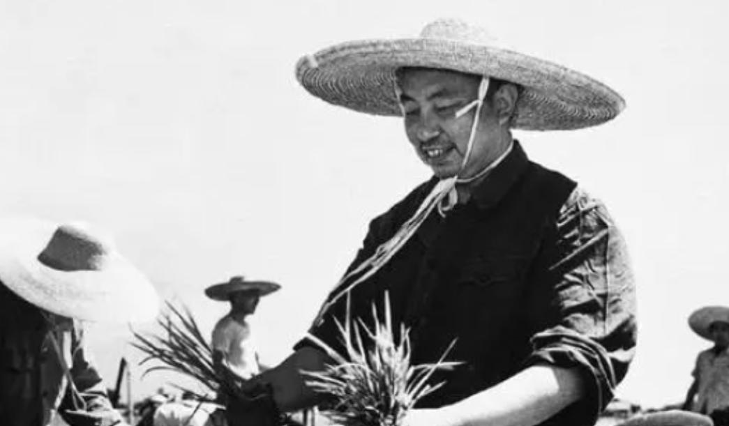 1976年2月，毛主席自感不久于人世，做了两项重要的人事安排，第一项是任命华国锋