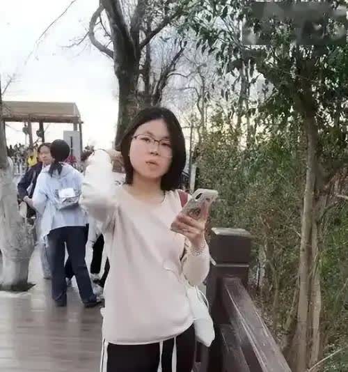 女大学生失联的事件总是让人揪心。就像武汉这位19岁的女大学生，失联6天，衣物在湖