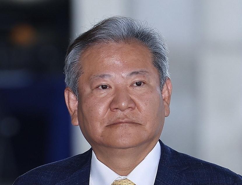韩国前行政安全部部长李祥敏因涉嫌在紧急戒严期间下令“切断报社水电”，其拘留与否最