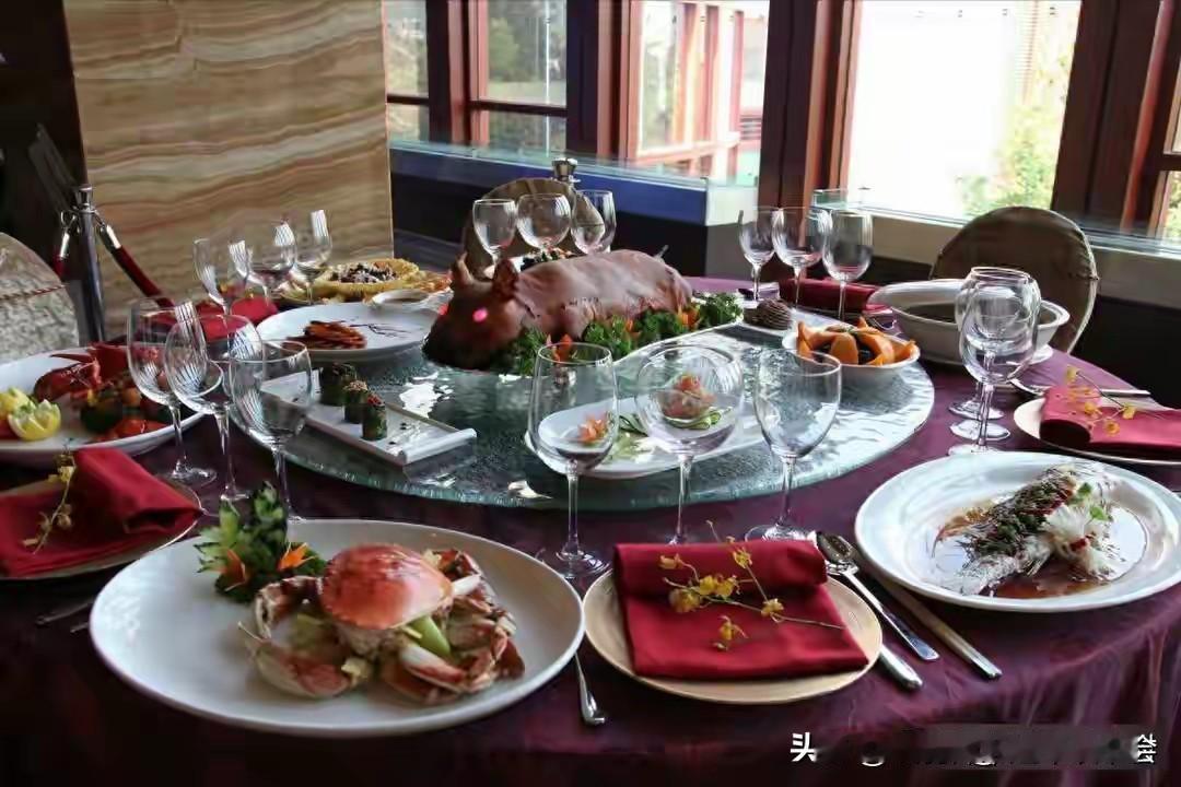 一男子因夜间频繁点外卖，银行卡被银行风控，需前往反诈中心盖章才能解封。银行回应称