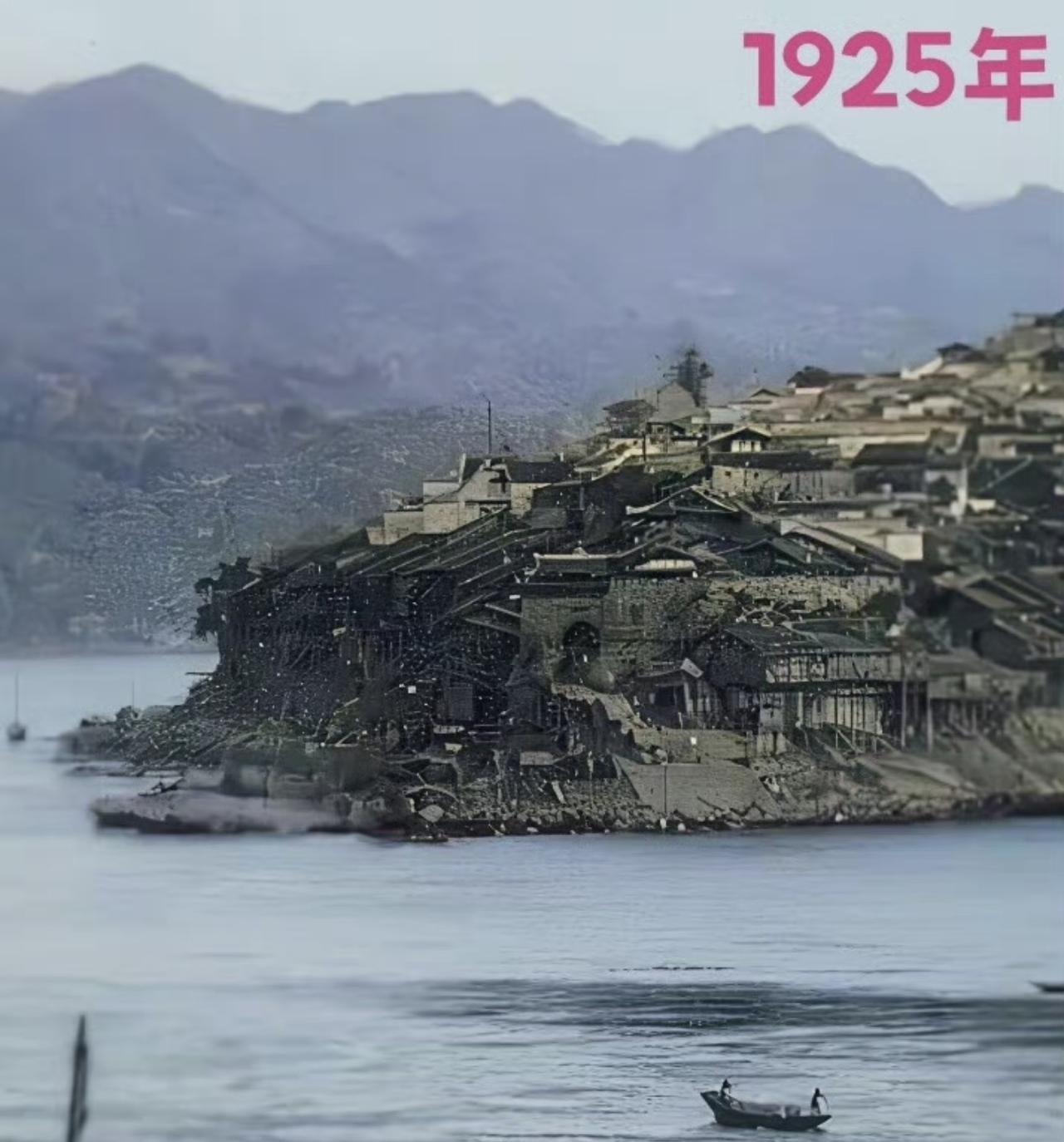 来，看看祖国的百年沧桑巨变！图一是1925年的朝天门，图二是2026年的朝天门！