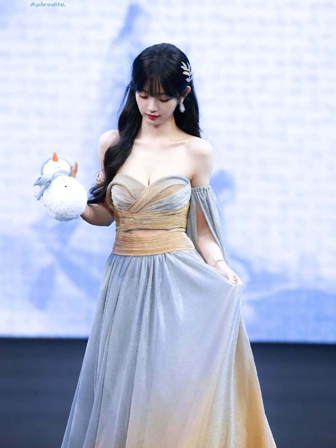 从正面看田曦薇，真的会觉得她整个人都透着一种圆润而玲珑的美感。她的脸型是那种流畅