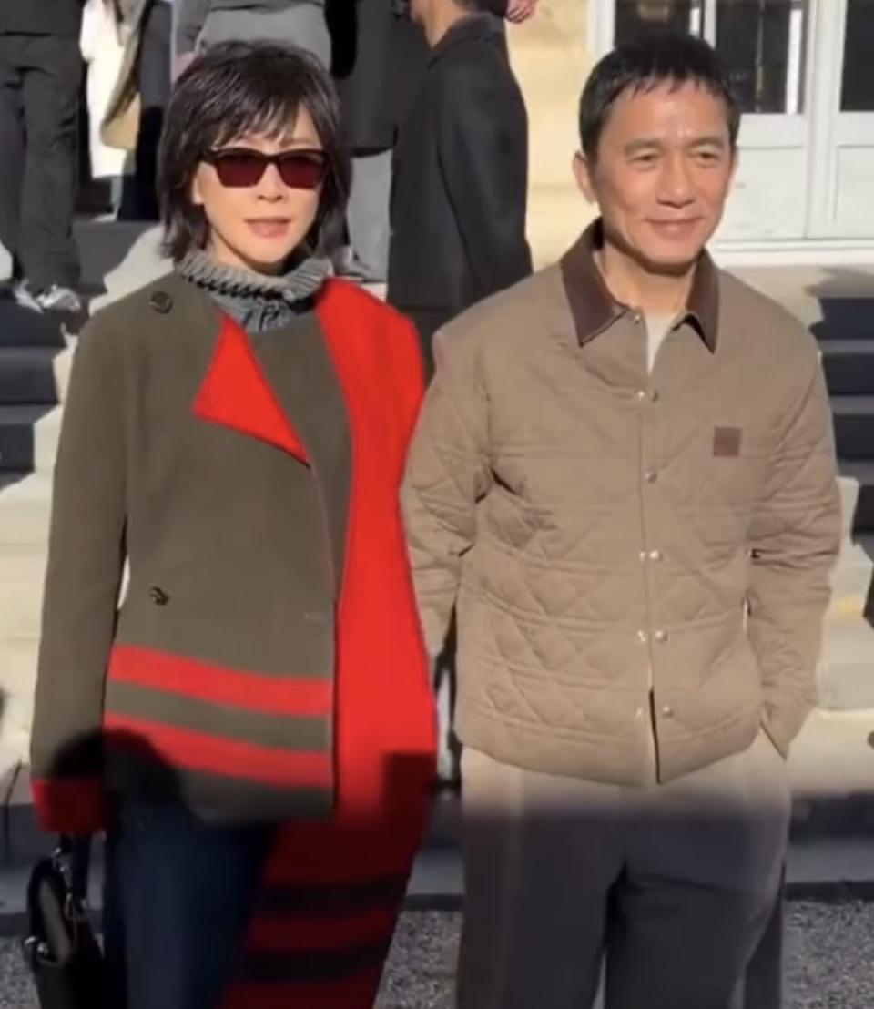 金狮奖在手，亚洲电影人奖加身。梁朝伟走釜山红毯，穿了一件老棉袄。对，就是那种