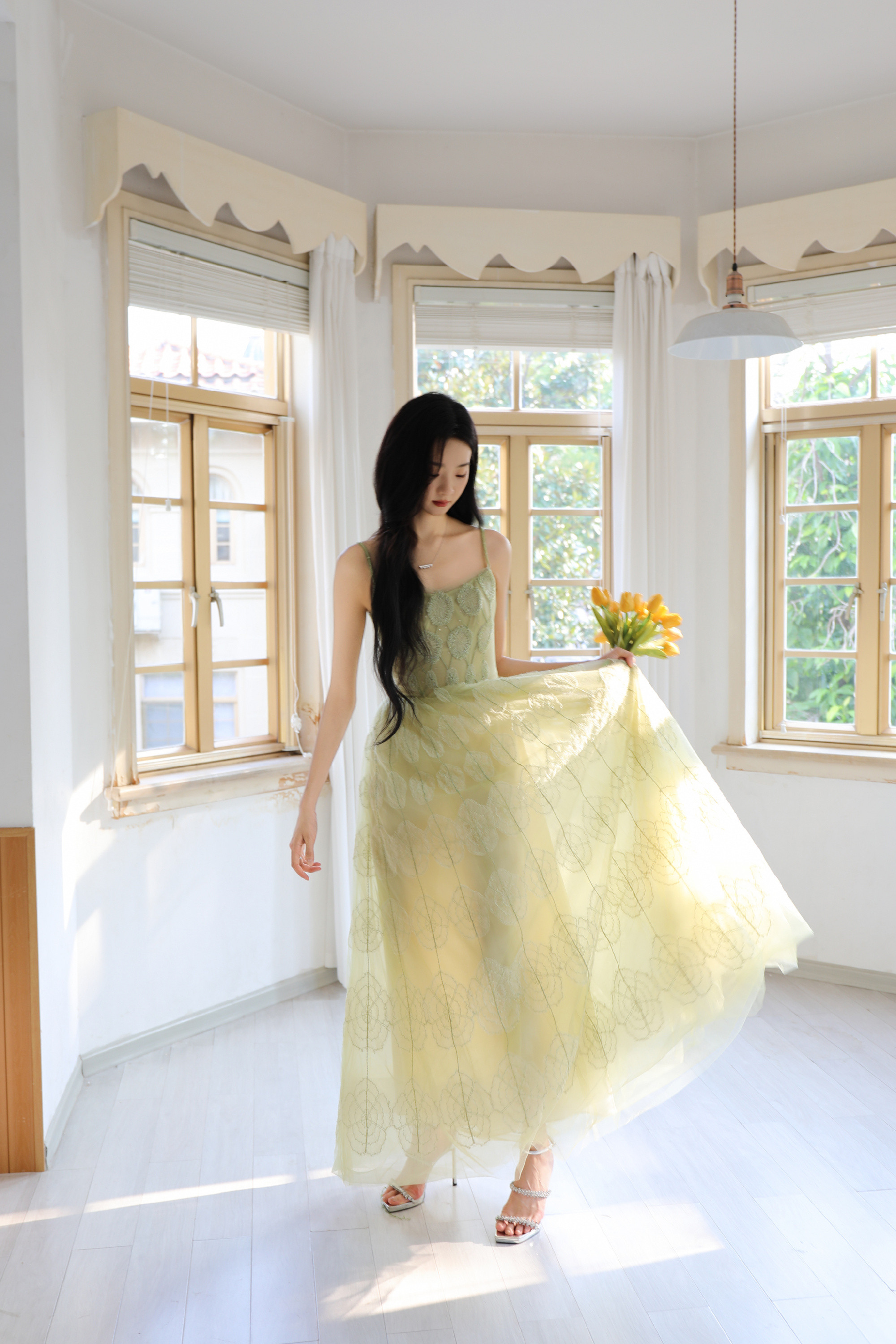 张艺凡轻纱倩影：月上花园，赏花赏月赏美人​​​