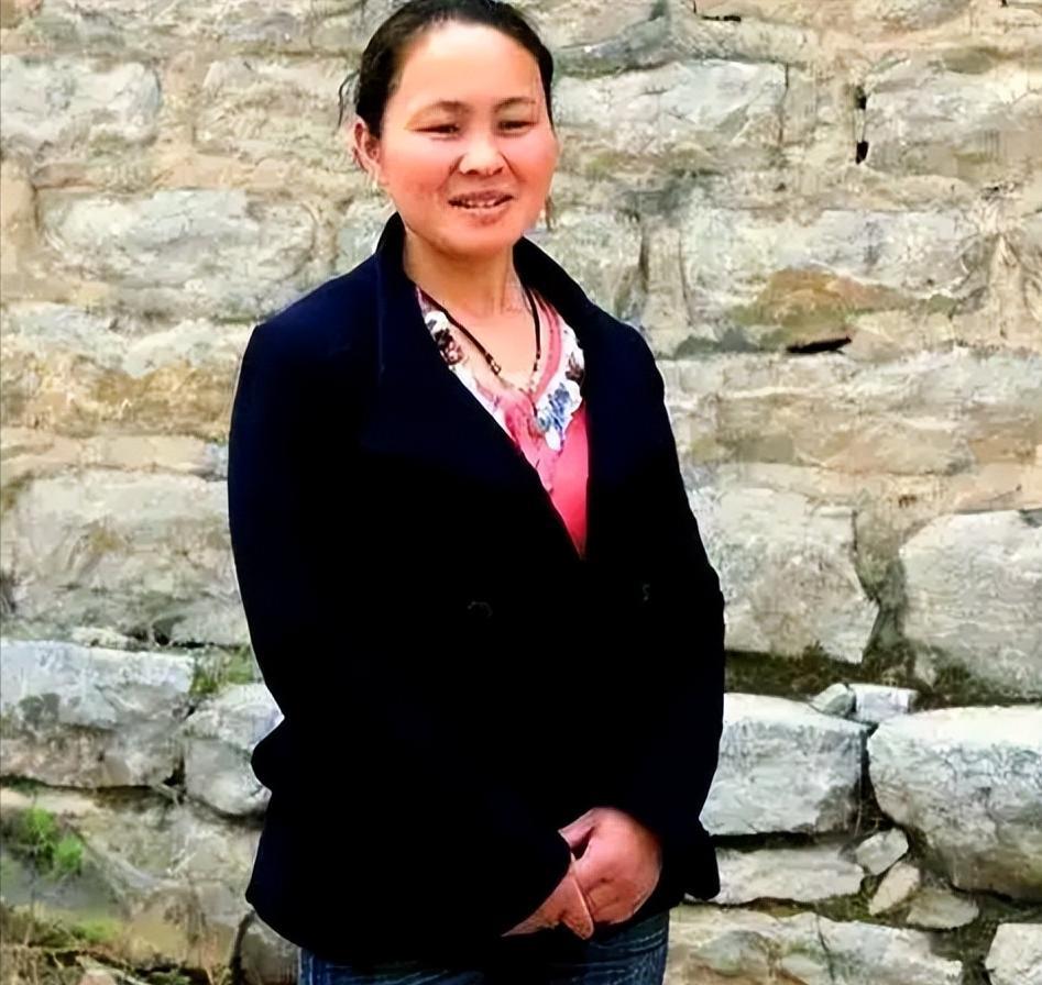 1994年，一名18岁的女孩被人贩子以2700元卖给了一位放羊人，洞房当