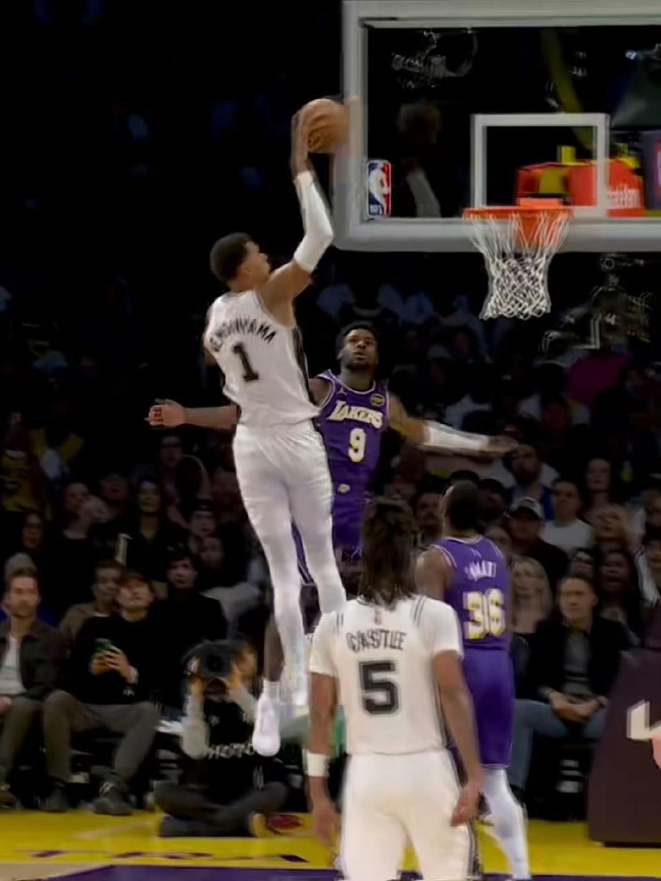 布朗尼防守文班亚马失败，布朗尼急停打板中投，布朗尼协防斯玛特，文班亚马扣了布朗尼