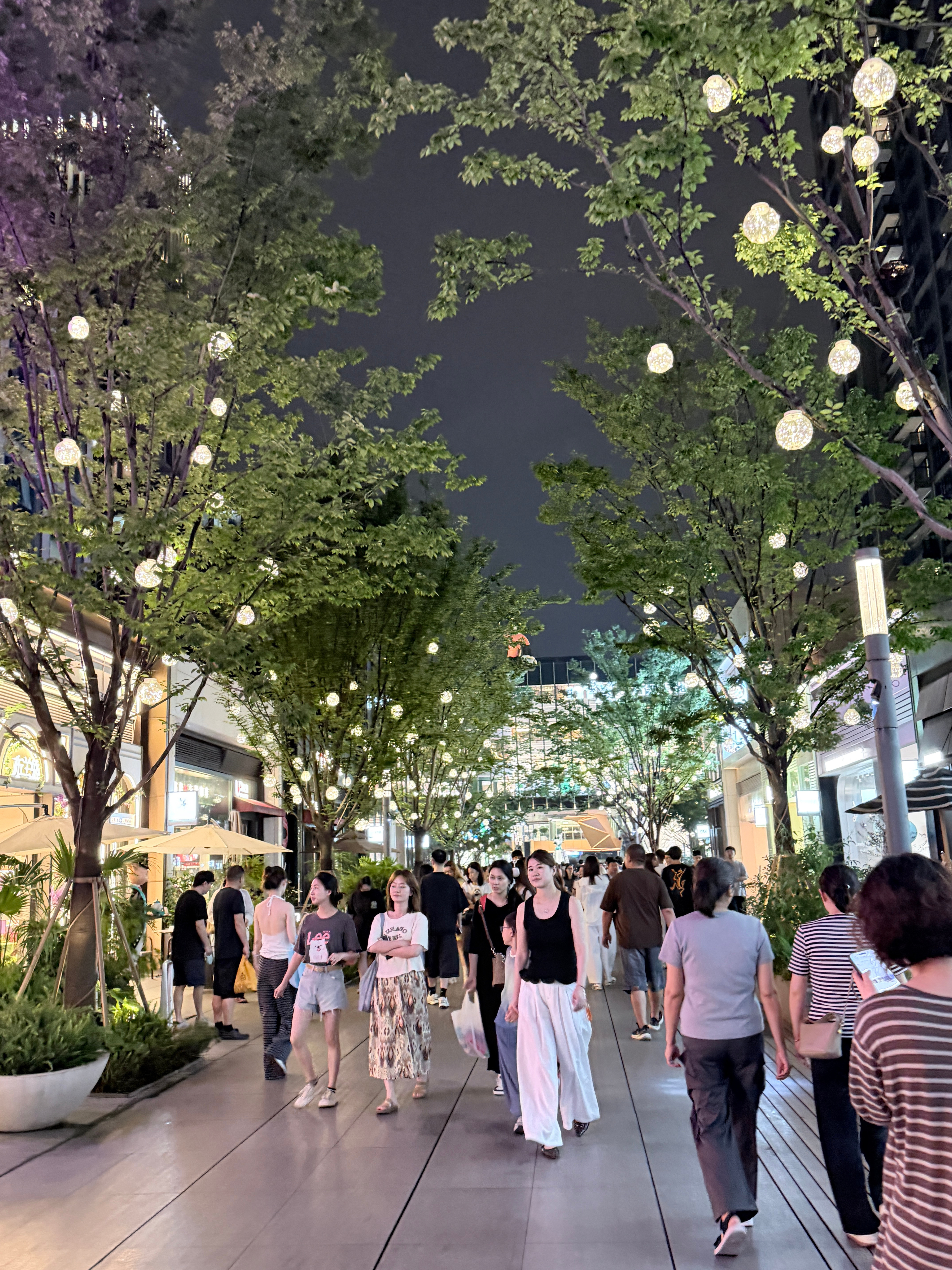 高能量朋友见面的每一次都是收获满满雨后的万象城散步真的很舒服遇到好多可爱的小狗