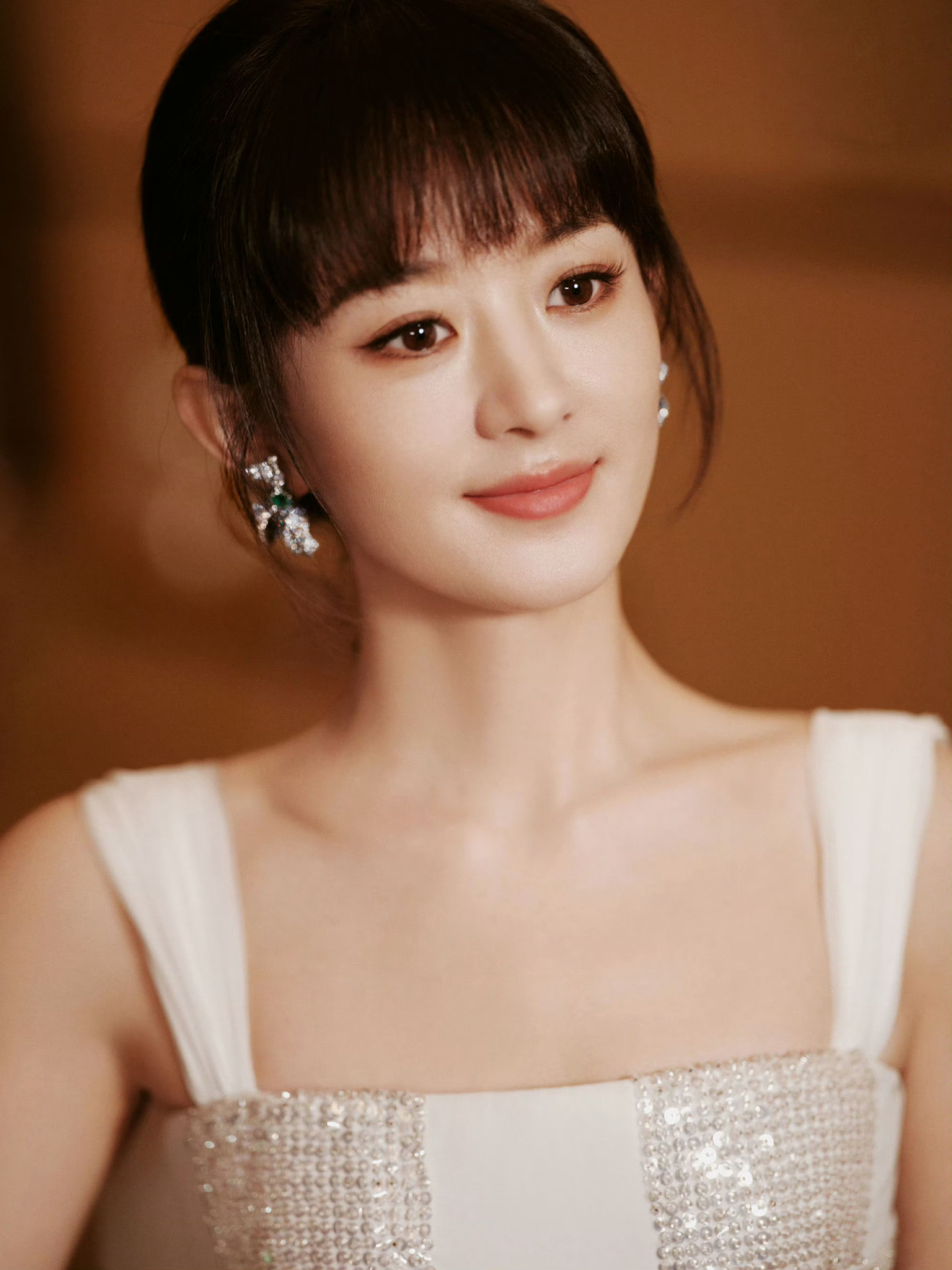 赵丽颖携新剧《小城大事》宣传，穿着GeorgesChakra定制礼服，佩戴C