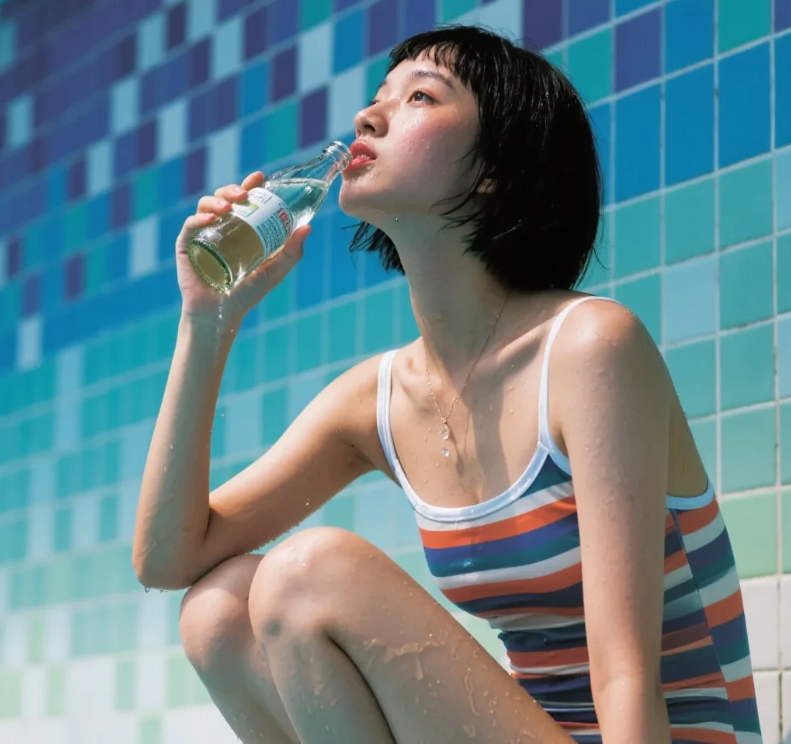 瓷砖托起脚掌，美女与情感的温柔支撑