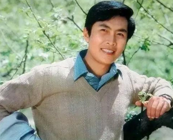 1990年除夕夜，唐国强的妻子洗完澡化完妆，穿上一身新衣，用一根绳子结束了自己的