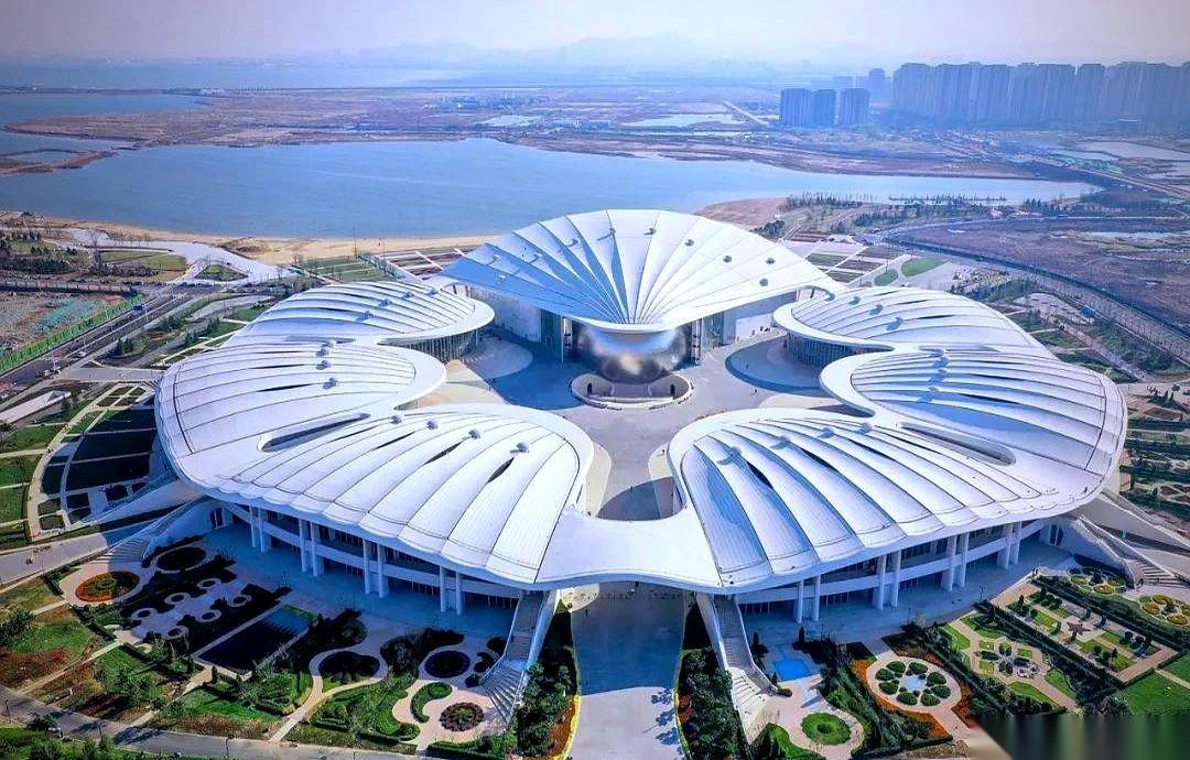 45个亿。咣当一下，砸下来了。你猜是干嘛？盖摩天大楼？还是又一个CBD？都不