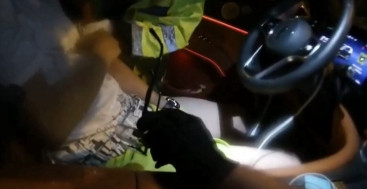 杭州一男子喝了3斤白酒开启智驾跑高速，睡着后车辆自动停止，被抓后不承认自己开车，