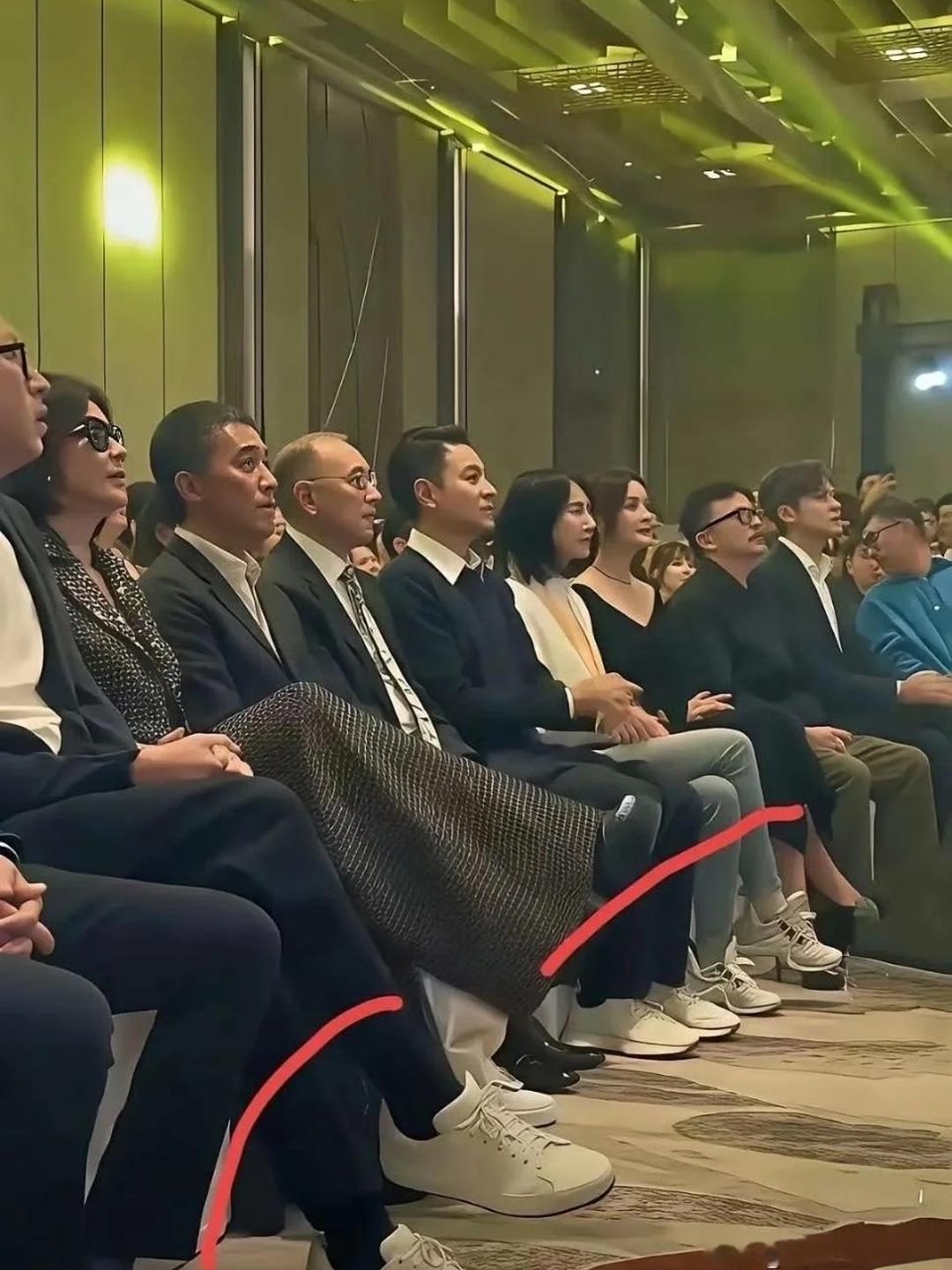 有点意思！领导层没一个穿皮鞋的这是皮鞋厂没皮了，还是咋回事？