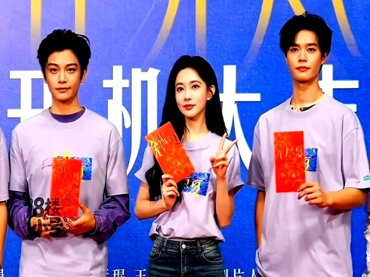 丁禹兮和孟子义新剧的路透图一出，观众的眼睛全黏在了旁边的男二身上。这男二叫柯淳，本来是个拍短剧的。长