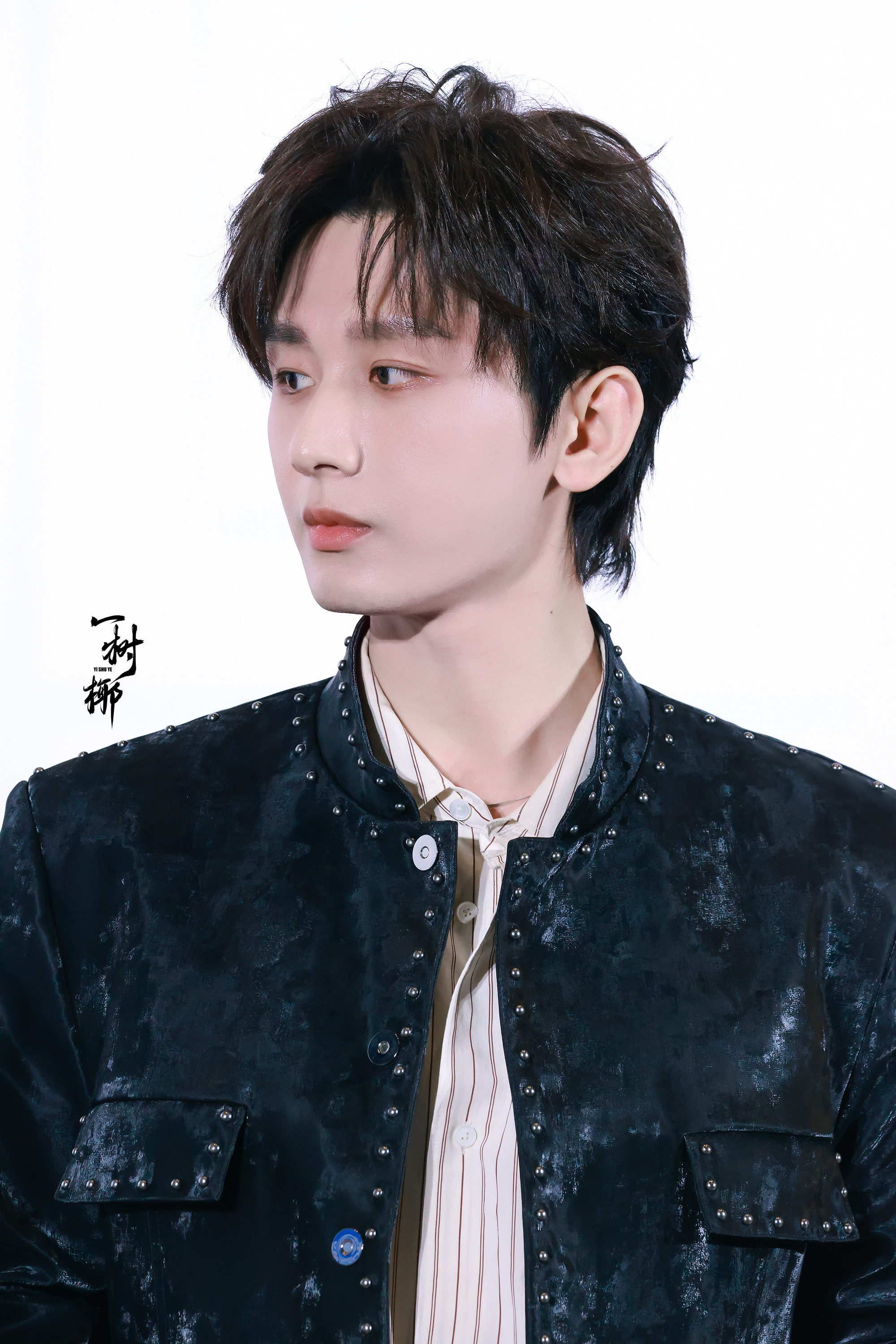 清冷破碎感拉满的王权富贵，到直播里疯狂发射可爱光波的成毅本人。身体里是不是藏了个