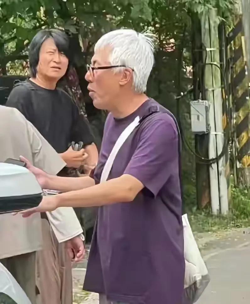 歌手张宇因为头发全白引起了大家的热议。其实他已经58岁了，白头发也正常。与妻