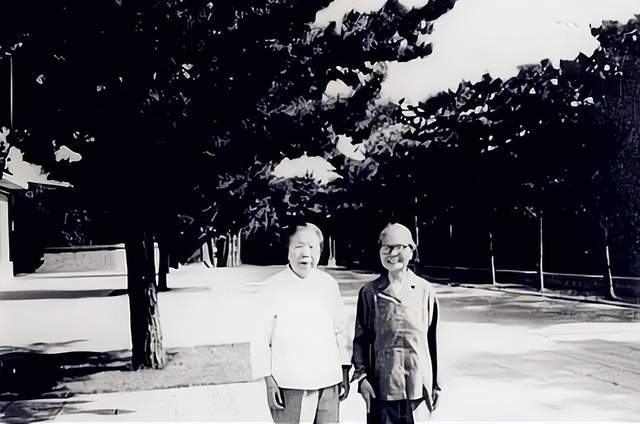 我曾是周恩来的妻子，我想跟他见一面，麻烦帮我通报一下。”1953年，一位衣着朴素