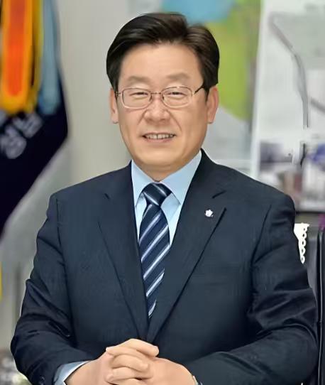 金建希和尹锡悦的天要塌了，李在明此次对戒严事态作出表态，称必须彻底揭开隐匿于各处