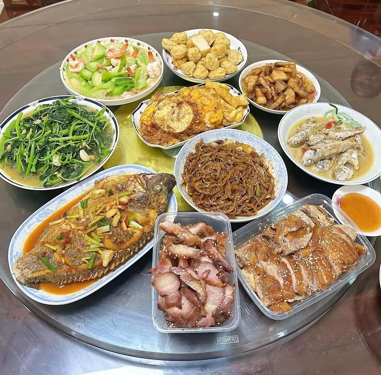 这桌菜成本不足100元，罗非18元，五花肉13元，卤鸡20元，烧肉20元，青菜豆