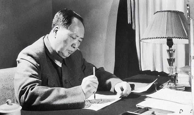 有人说，毛主席比我们早看100年，我觉得远远不止！甚至1000年都有。他说：中国