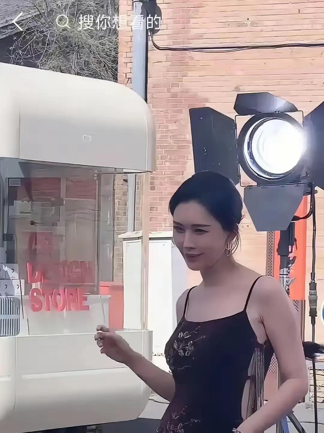 田朴珺昨晚低领黑裙直播卖松露酱，有个弹幕很不礼貌说卖肉。最近网络声音对田朴珺不