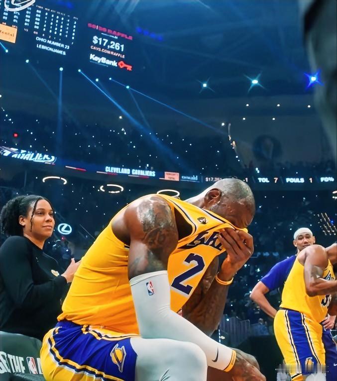 湖人惨负骑士，聊三件事！1，骑士的致敬短片太感人了，詹姆斯泪眼沾襟，把万千思