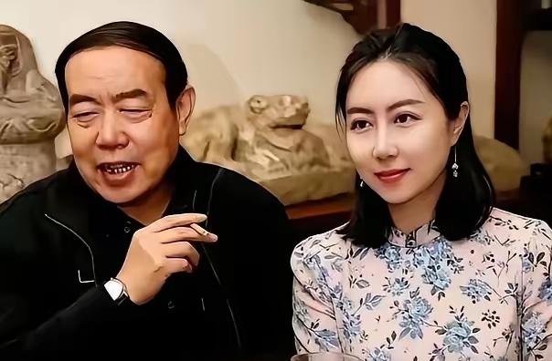 贾浅浅这事最荒唐的还不是抄袭。是她抄袭的，不是别人，正是亲爹。父女俩的文
