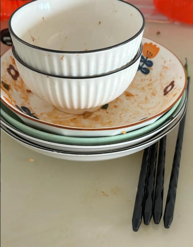 老公每天晚上吃完饭，碗一推，说出去走走。一走就是一小时，回来什么都不说。我问他去