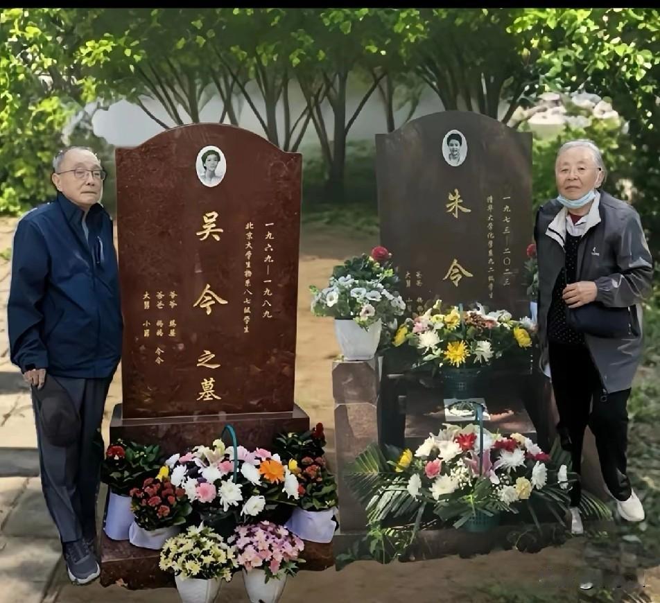 朱令父母清明节给2个女儿扫墓，优秀的姊妹俩，让人心痛！！姐姐北大爬山不幸失足，妹