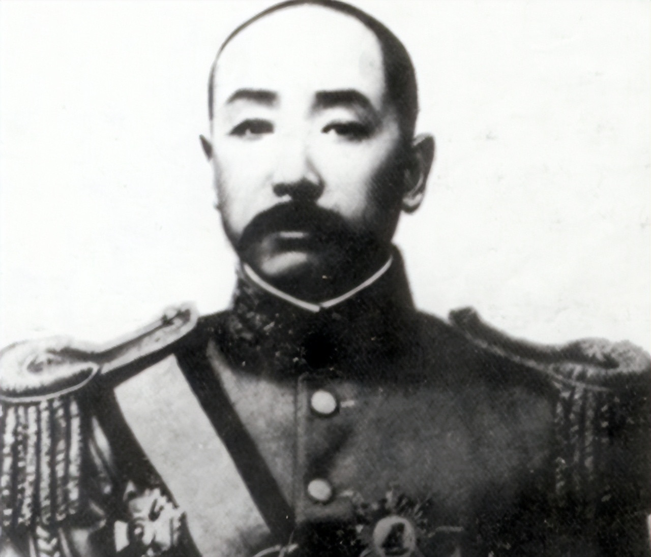张作霖，字雨亭，小名张老疙瘩，奉天省海城县人。张作霖的爷爷张发，是当地有名的富户