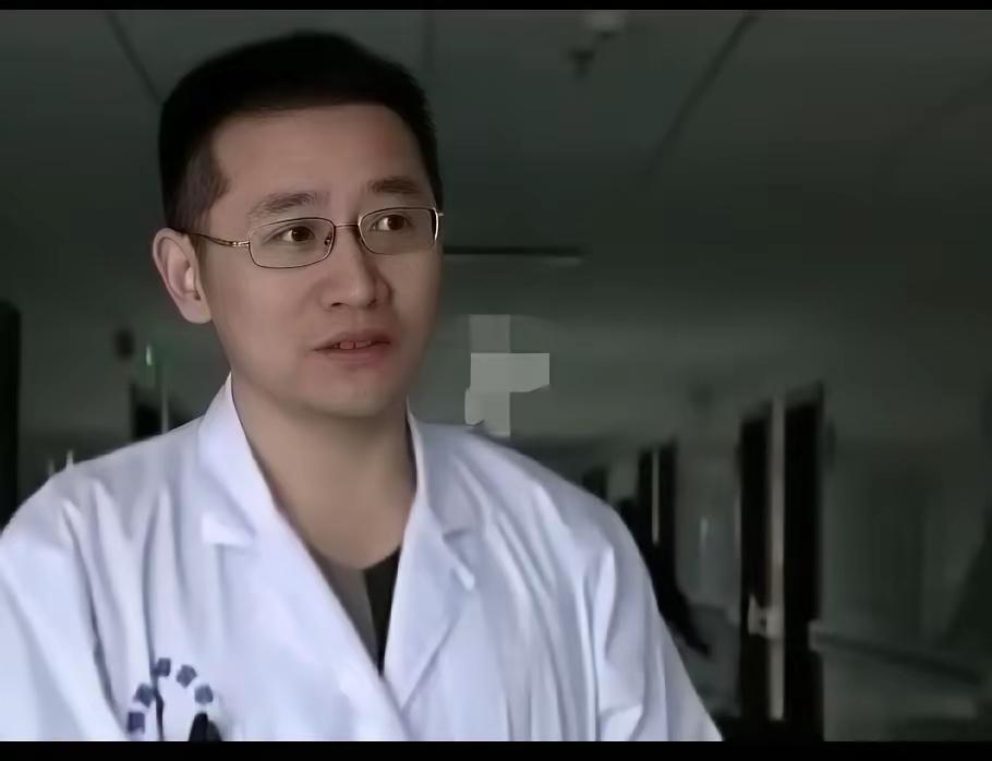 这是祖医生年轻的时候的样子不得不说这个时候的祖医生又年轻又帅气，谈吐也是文质