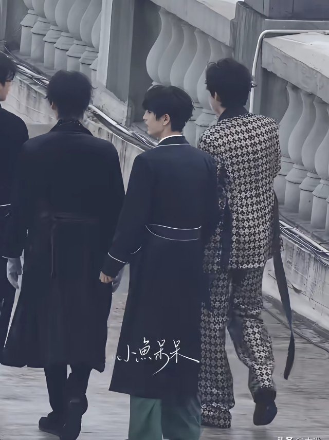 张凌赫真有190吗？看与刘宇宁的对比，他好像只有185的样子！一张帅脸的后面还是