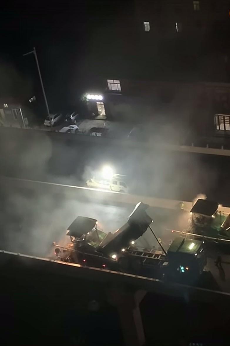 路过石家庄市和平路高架桥，发现这儿正干得热火朝天呢！原来在铺第二茬沥青，而且夜车