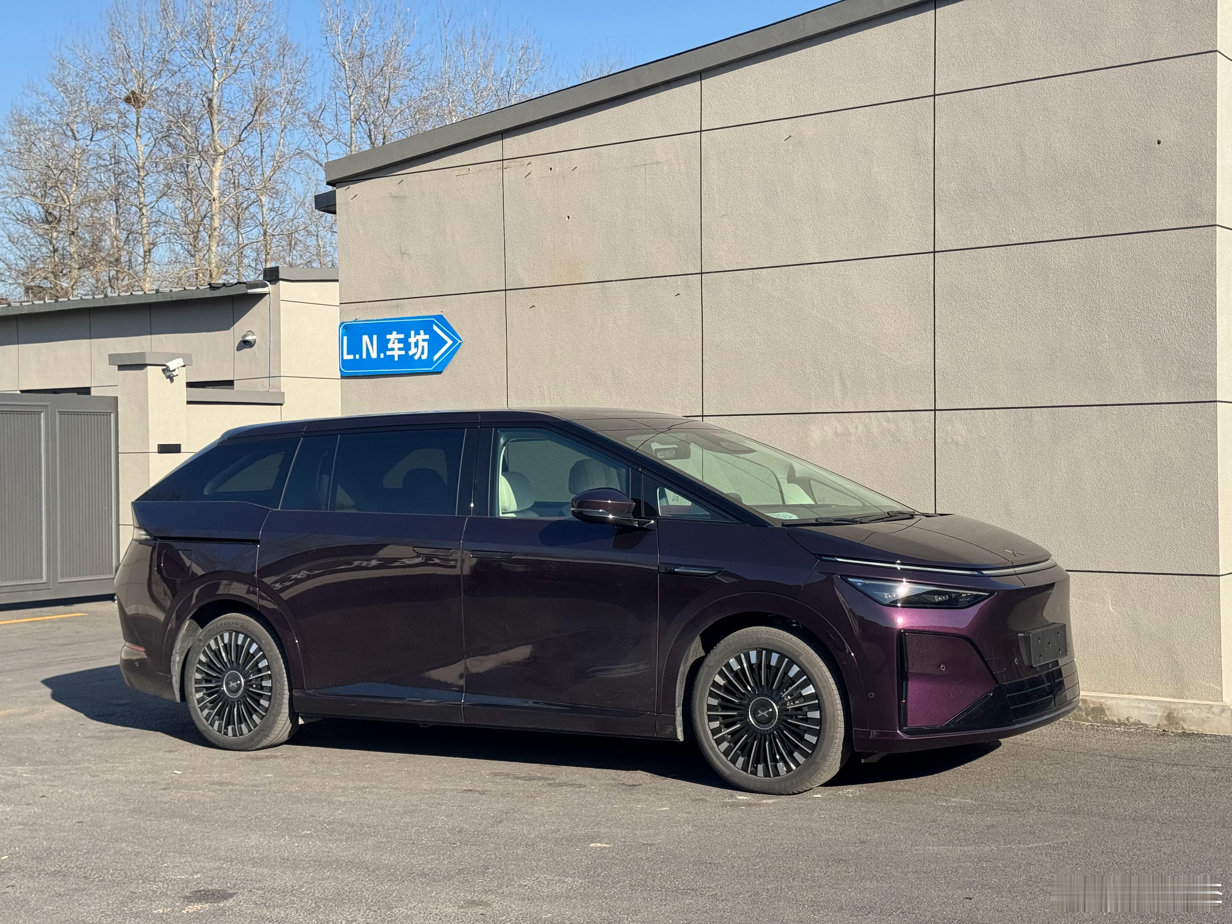 午夜涩话：这两天都在开小鹏X9超级增程，从轿车上换到这么大一台MPV上，刚开始有