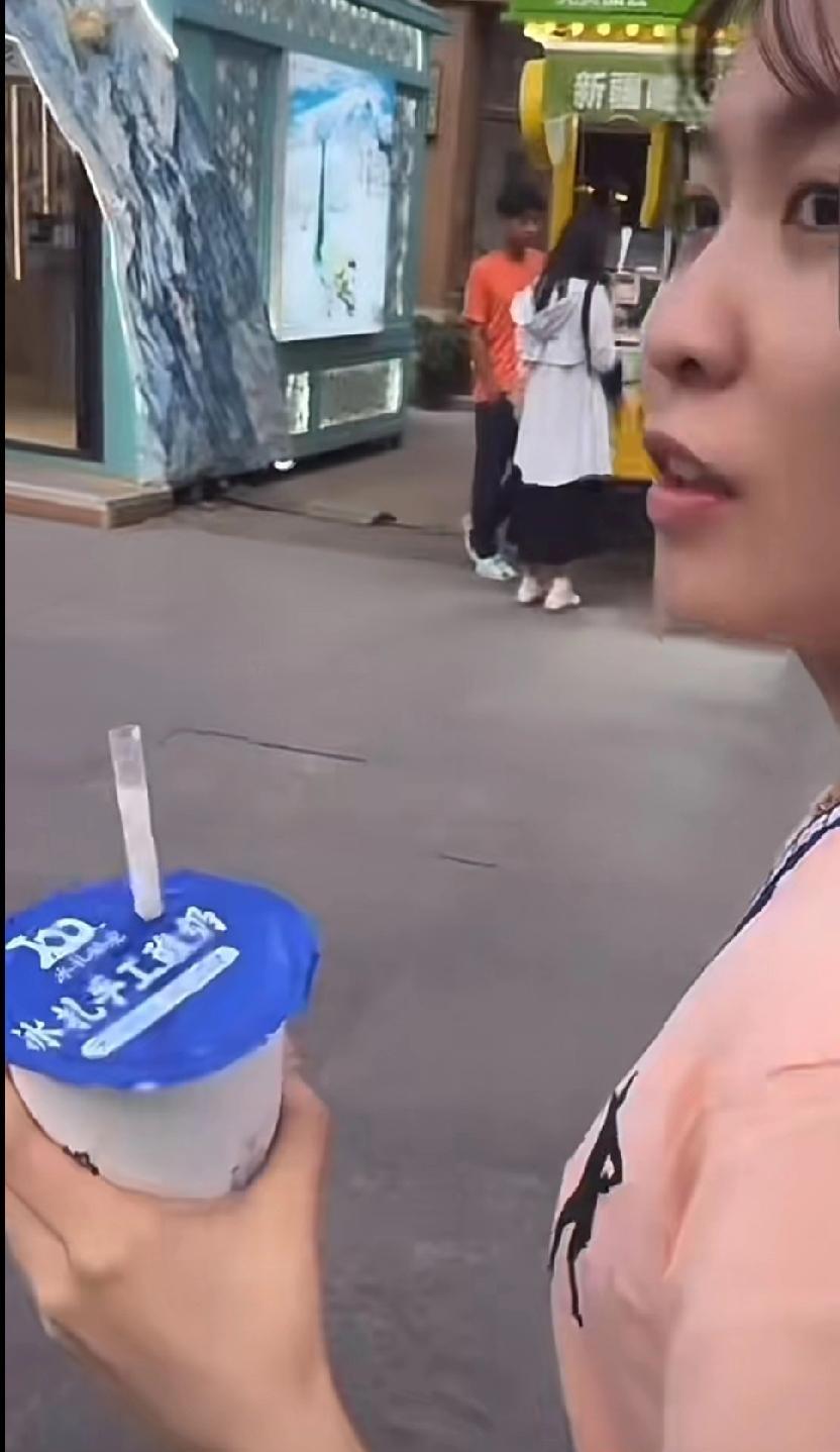 平野来新疆啦～打完乒超联赛第三阶段，就开启快乐逛吃模式！在新疆的街上，吃了香喷喷