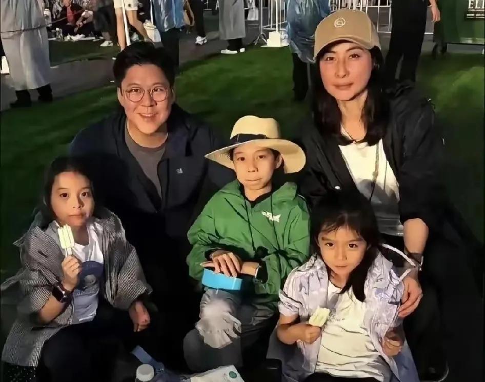 郭晶晶大谈育儿观太值得现在的年轻父母们学习。她说孩子生而要养，她和霍启刚比