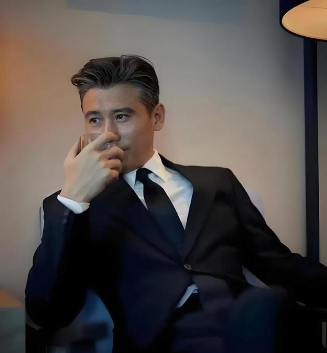 好男人满足以下10个特征：1、不跟异性聊骚暧昧，懂得避嫌。2、手机可以随便