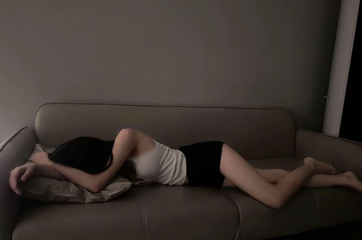 “我把你当兄弟，你居然猥亵我女友！”南充，男子跟兄弟回家，看到兄弟的女友身材劲爆