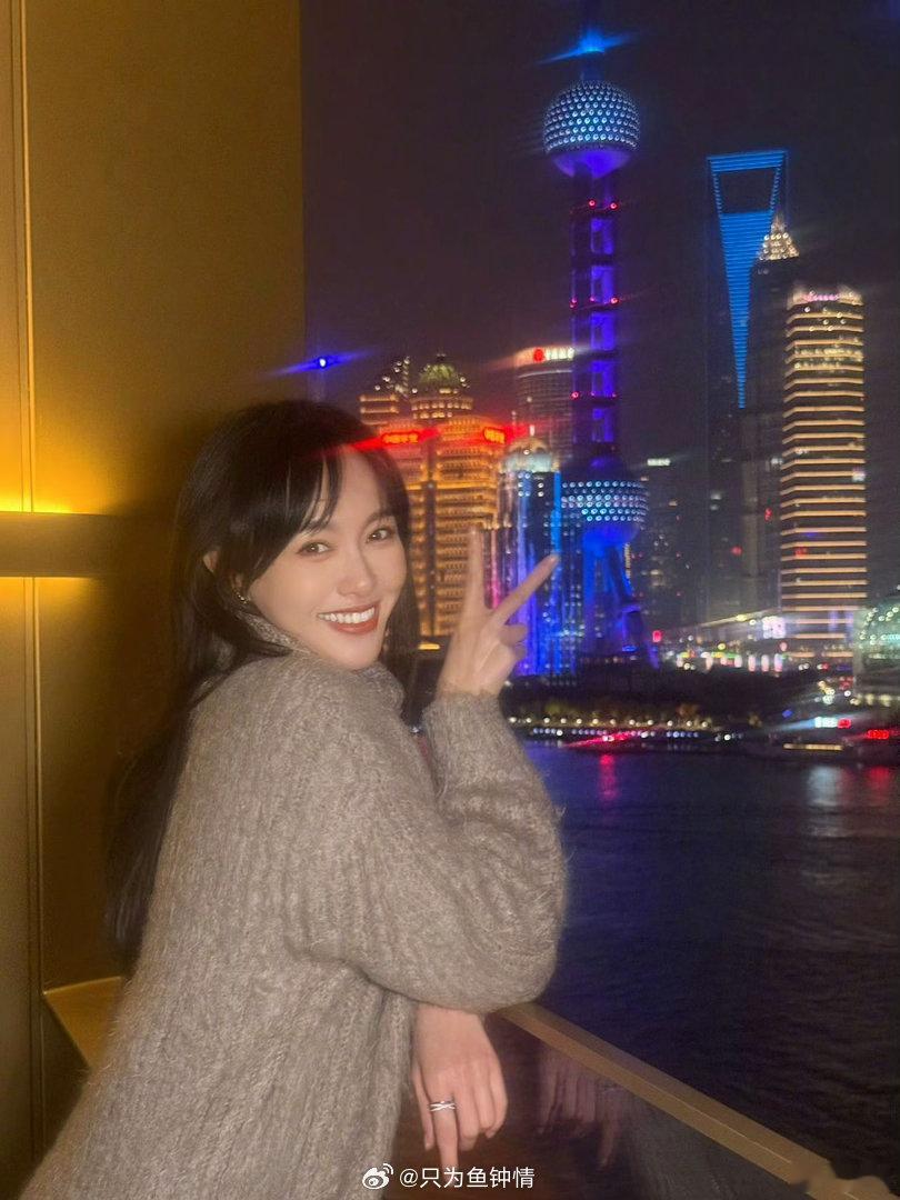 唐嫣晒爱情没有神话手写台词被唐嫣漂亮的手写字体圈粉了。简单的文字道尽成长真谛，