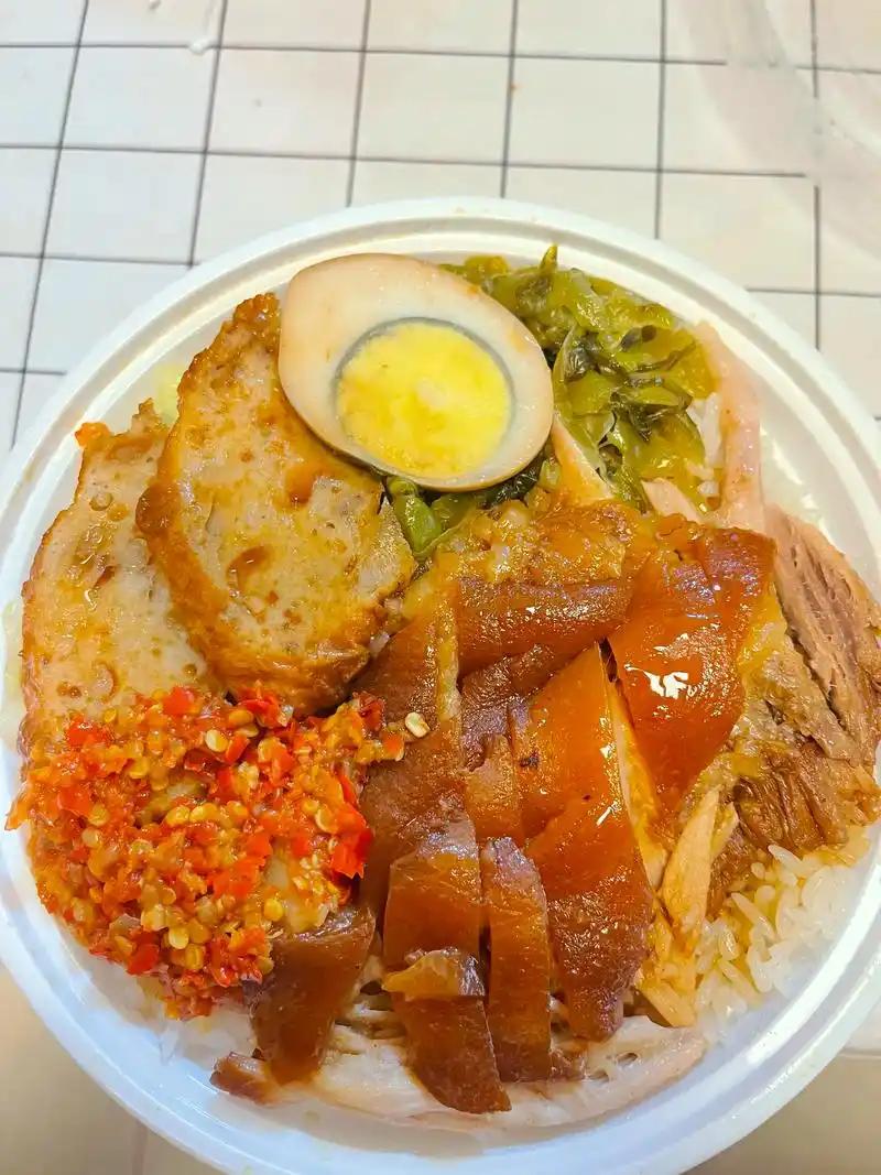 15块一大碗肉，南方打工人吃到飞起，北方人嗤之以鼻。猪脚饭走不出两广，真不是口味